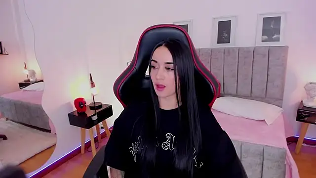 Snapshot of EmmyEvans1 chatting on 01/07/25, 07:17 EmmyEvans1 online show from 01/07/25, 07:17