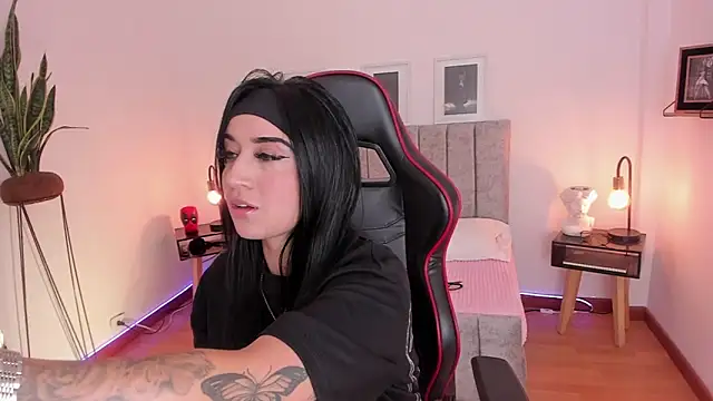 Snapshot of EmmyEvans1 chatting on 01/27/25, 07:46 EmmyEvans1 online show from 01/27/25, 07:46