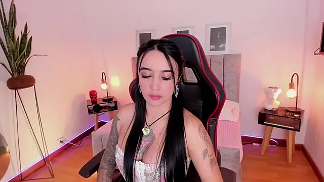 Snapshot of EmmyEvans1 chatting on 01/28/25, 07:42 EmmyEvans1 online show from 01/28/25, 07:42