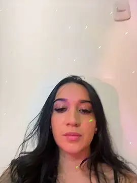 Snapshot of EmmyEvans1 chatting on 02/05/25, 11:06 EmmyEvans1 online show from 02/05/25, 11:06