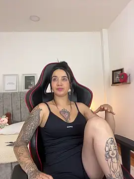 Snapshot of EmmyEvans1 chatting on 03/05/25, 12:05 EmmyEvans1 online show from 03/05/25, 12:05