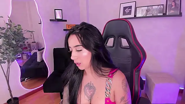 Snapshot of EmmyEvans1 chatting on 09/15/25, 07:47 EmmyEvans1 online show from 09/15/25, 07:47