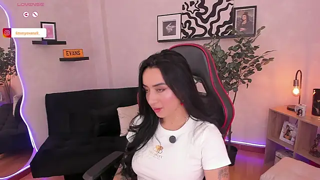 Snapshot of EmmyEvans1 chatting on 09/23/25, 07:50 EmmyEvans1 online show from 09/23/25, 07:50