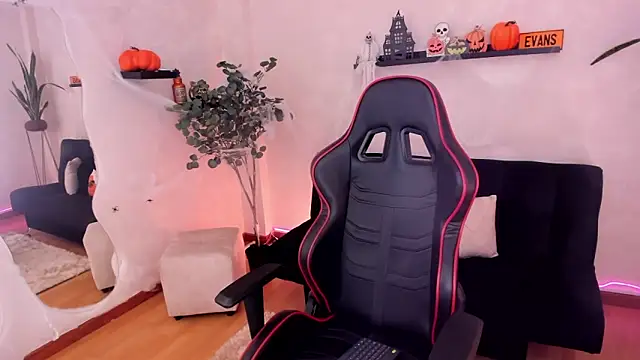 Snapshot of EmmyEvans1 chatting on 10/28/25, 08:11 EmmyEvans1 online show from 10/28/25, 08:11