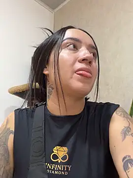 EmmyEvans1 online show from 12/16/25, 05:29