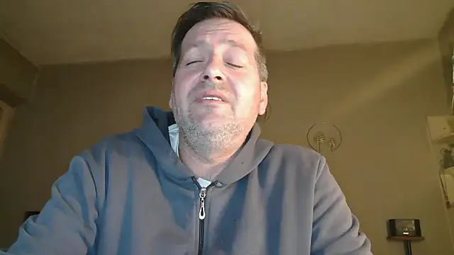 Snapshot of matrikes1 chatting on 03/25/26, 04:57 matrikes1 online show from 03/25/26, 04:57