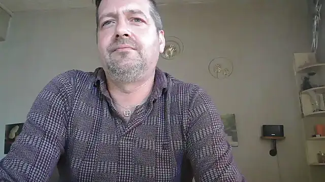 Snapshot of matrikes1 chatting on 04/16/26, 03:13 matrikes1 online show from 04/16/26, 03:13