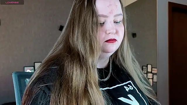 Snapshot of EMMA__CONNOR chatting on 10/20/25, 05:24 EMMA CONNOR online show from 10/20/25, 05:24