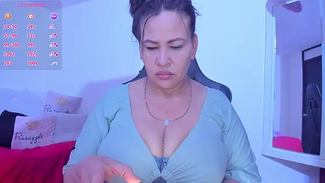 esmeralda milf online show from 01/11/25, 08:43