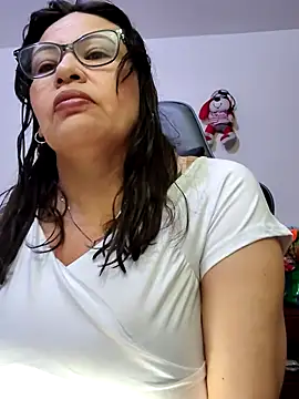 esmeralda milf online show from 05/23/26, 08:35