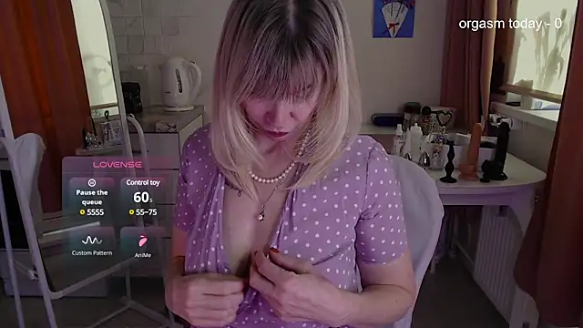 JuliaVilnet online show from 03/11/25, 05:16