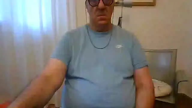 Snapshot of ANONIMO7735 chatting on 06/11/26, 04:21 ANONIMO7735 online show from 06/11/26, 04:21
