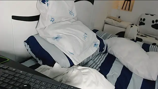 Snapshot of yina-rosse chatting on 10/13/25, 08:42 yina-rosse online show from 10/13/25, 08:42