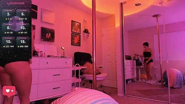 Snapshot of Evie-Luna chatting on 09/12/25, 02:44 Evie-Luna online show from 09/12/25, 02:44