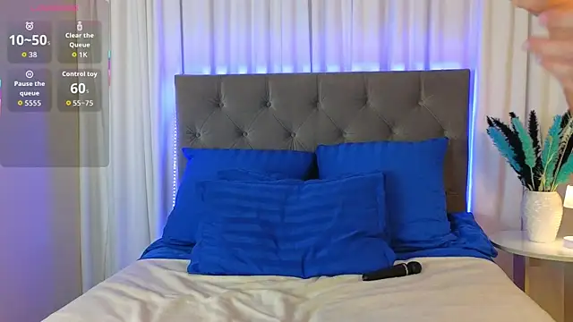 Ariana Petite online show from 12/02/25, 12:27