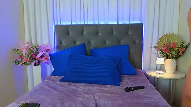 Ariana Petite online show from 04/22/26, 12:24