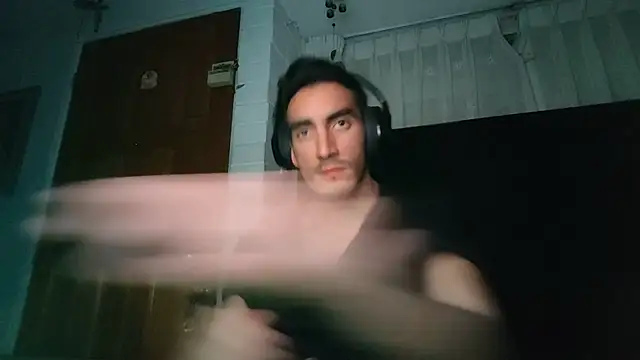 Snapshot of TommyMomentum chatting on 12/15/25, 05:55 TommyMomentum online show from 12/15/25, 05:55