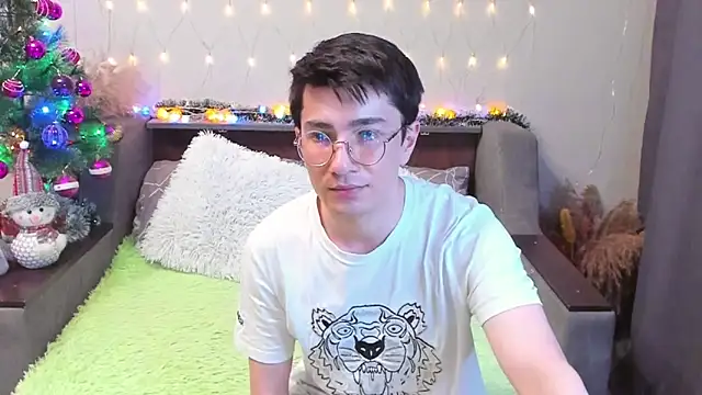 Snapshot of Yumi_steve chatting on 12/15/24, 02:41 Yumi steve online show from 12/15/24, 02:41