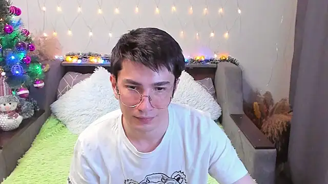 Snapshot of Yumi_steve chatting on 12/15/24, 07:42 Yumi steve online show from 12/15/24, 07:42