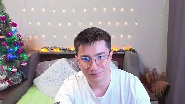 Snapshot of Yumi_steve chatting on 12/28/24, 09:08 Yumi steve online show from 12/28/24, 09:08