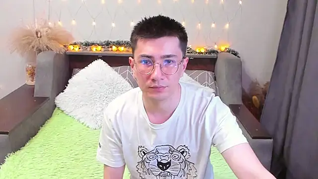 Snapshot of Yumi_steve chatting on 02/09/25, 08:45 Yumi steve online show from 02/09/25, 08:45