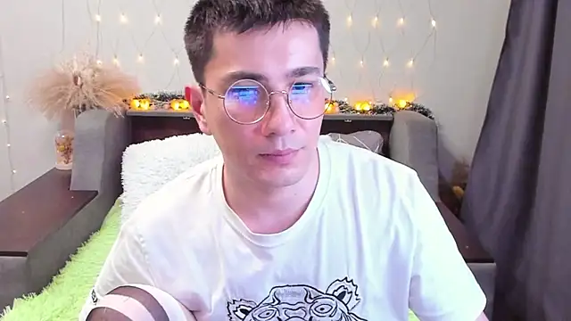 Snapshot of Yumi_steve chatting on 02/16/25, 06:10 Yumi steve online show from 02/16/25, 06:10