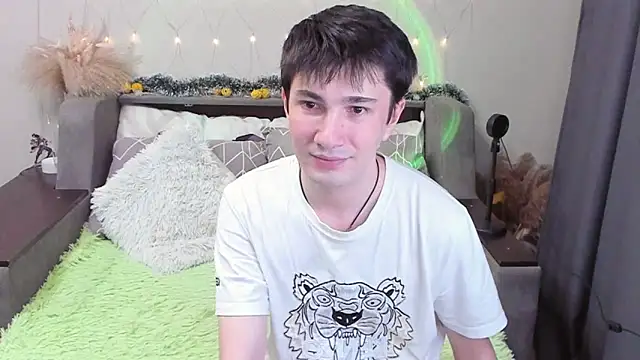 Snapshot of Yumi_steve chatting on 10/31/25, 12:06 Yumi steve online show from 10/31/25, 12:06