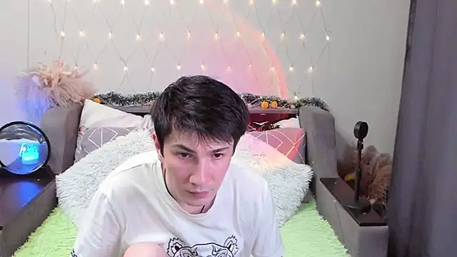 Snapshot of Yumi_steve chatting on 11/04/25, 05:23 Yumi steve online show from 11/04/25, 05:23