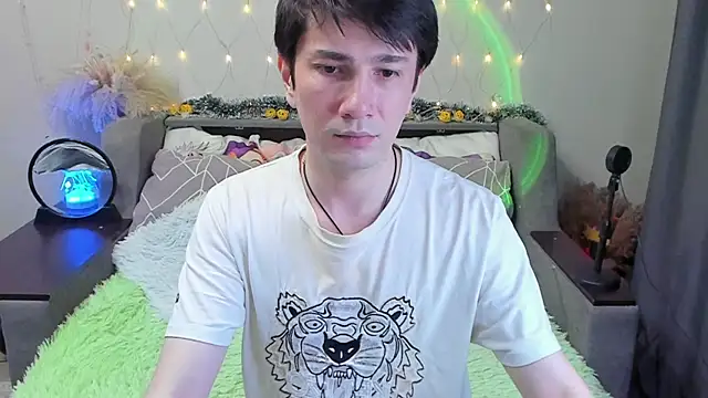 Snapshot of Yumi_steve chatting on 12/16/25, 04:56 Yumi steve online show from 12/16/25, 04:56