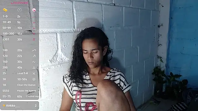 Snapshot of jasminne_ chatting on 10/17/25, 05:04 jasminne online show from 10/17/25, 05:04