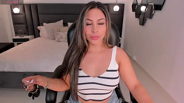 Snapshot of MiaRoberts1 chatting on 02/24/25, 07:41 MiaRoberts1 online show from 02/24/25, 07:41