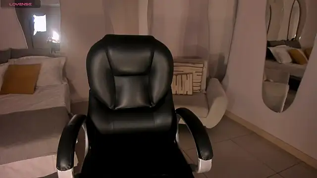 Snapshot of MiaRoberts1 chatting on 10/22/25, 12:38 MiaRoberts1 online show from 10/22/25, 12:38