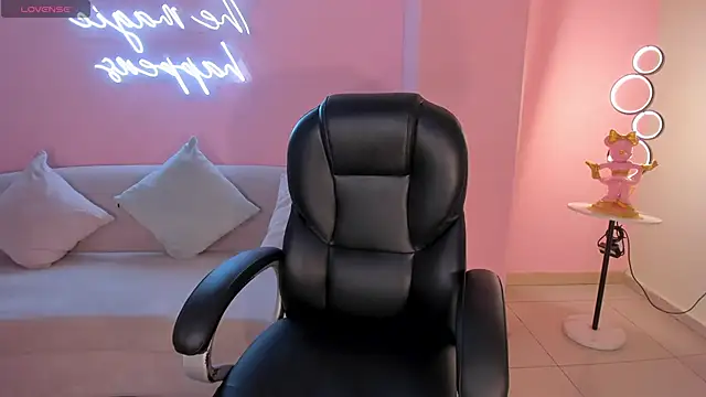 Snapshot of MiaRoberts1 chatting on 11/03/25, 05:25 MiaRoberts1 online show from 11/03/25, 05:25