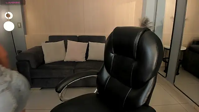 MiaRoberts1 online show from 12/05/25, 06:37