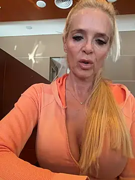Snapshot of Reyna63 chatting on 06/19/26, 06:01 Reyna63 online show from 06/19/26, 06:01