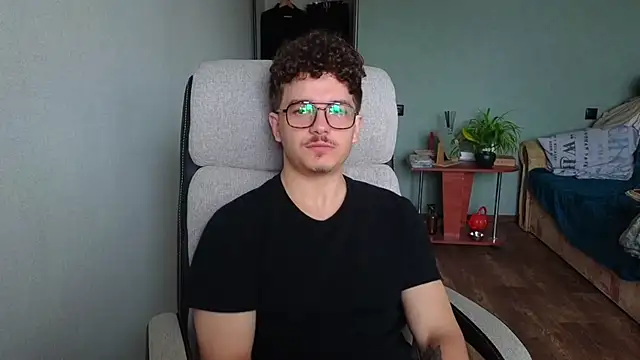 Snapshot of Remy_Miles chatting on 11/12/25, 08:04 Remy Miles online show from 11/12/25, 08:04