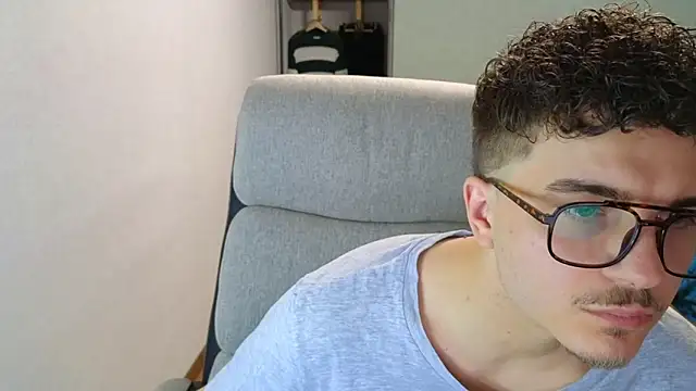 Snapshot of Remy_Miles chatting on 11/26/25, 02:18 Remy Miles online show from 11/26/25, 02:18