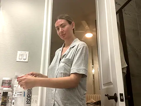 Snapshot of Alyssa_rhoades chatting on 11/19/25, 02:55 Alyssa rhoades online show from 11/19/25, 02:55