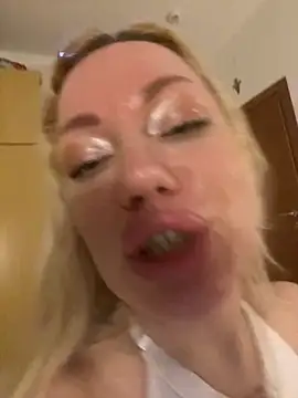 Snapshot of SofiaJoy chatting on 03/19/25, 10:42 SofiaJoy online show from 03/19/25, 10:42