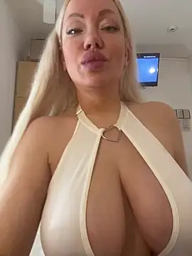 Snapshot of SofiaJoy chatting on 03/21/25, 01:12 SofiaJoy online show from 03/21/25, 01:12