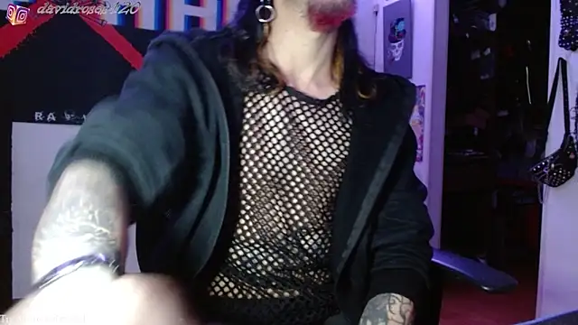 Snapshot of davidroses420 chatting on 03/06/25, 04:30 davidroses420 online show from 03/06/25, 04:30