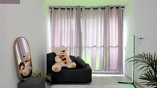 roxie gates  online show from 02/18/25, 09:42