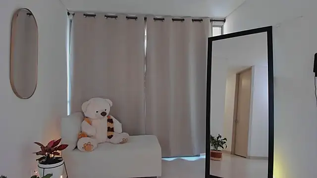 roxie gates  online show from 09/29/25, 08:02