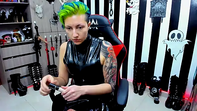 Snapshot of Mistress_Yelena chatting on 12/07/24, 08:27 Mistress Yelena online show from 12/07/24, 08:27