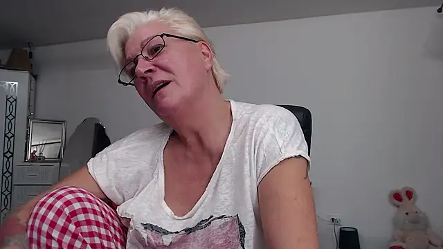 Snapshot of LaylaMilf chatting on 12/02/24, 07:38 LaylaMilf online show from 12/02/24, 07:38