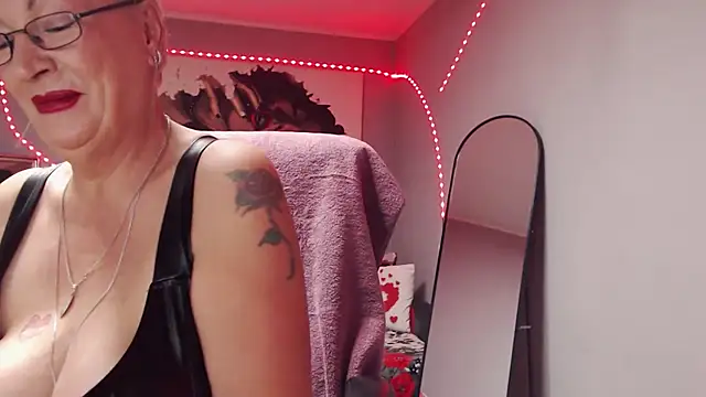 Snapshot of LaylaMilf chatting on 11/19/25, 09:37 LaylaMilf online show from 11/19/25, 09:37