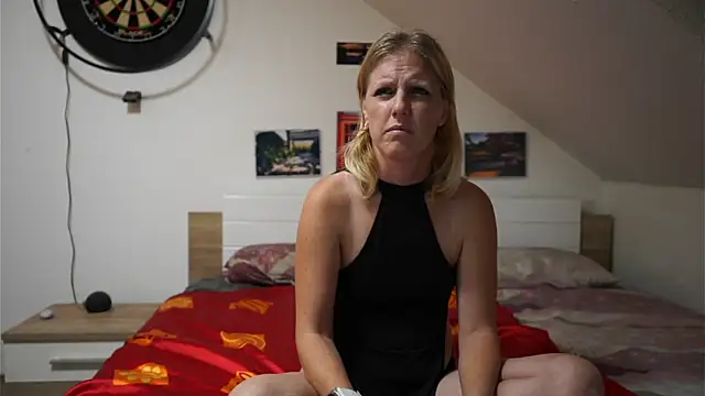 Snapshot of Moistdevil chatting on 10/15/25, 02:50 Moistdevil online show from 10/15/25, 02:50