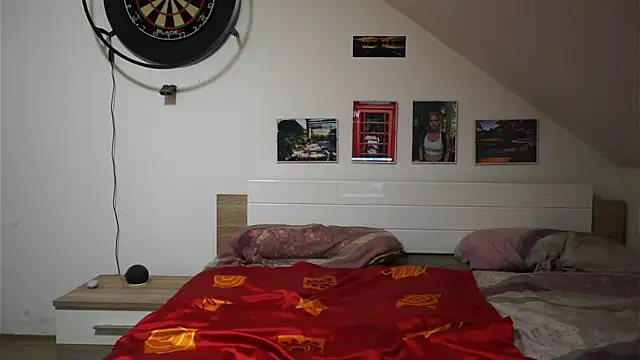 Snapshot of Moistdevil chatting on 10/22/25, 04:29 Moistdevil online show from 10/22/25, 04:29