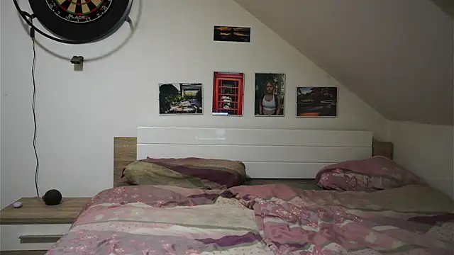 Snapshot of Moistdevil chatting on 11/13/25, 09:47 Moistdevil online show from 11/13/25, 09:47