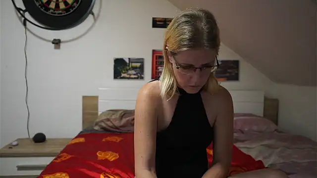 Snapshot of Moistdevil chatting on 11/17/25, 01:50 Moistdevil online show from 11/17/25, 01:50